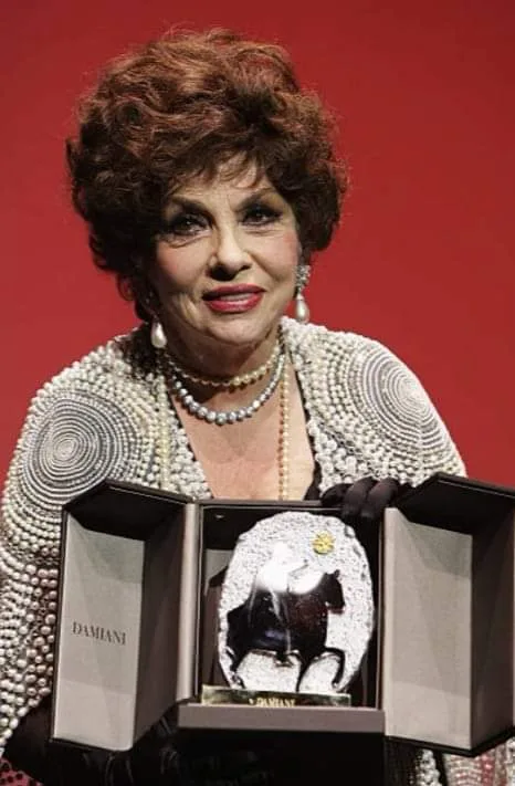 Consegna del Damiani International Award — riconoscimento alla carriera negli anni della maturità artistica.