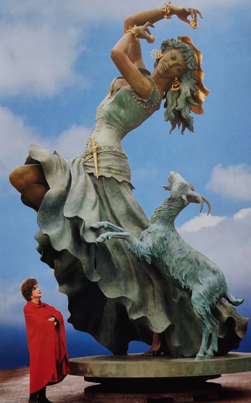 Accanto alla scultura in bronzo di Esmeralda con la capra, opera da lei realizzata ispirata al personaggio cinematografico.