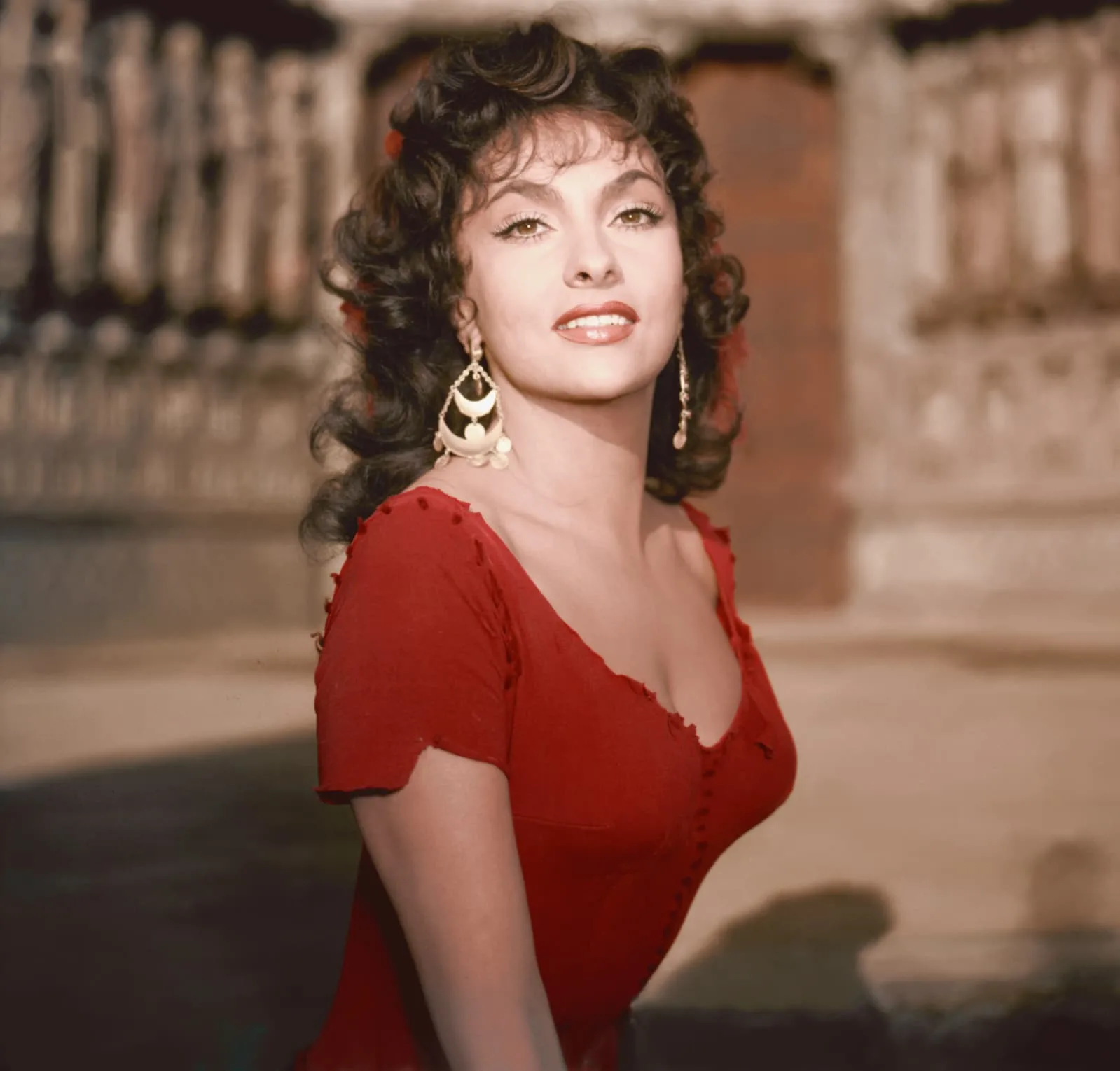 Nei panni di Esmeralda ne Il gobbo di Notre Dame (1956), uno dei ruoli più iconici della sua carriera cinematografica.