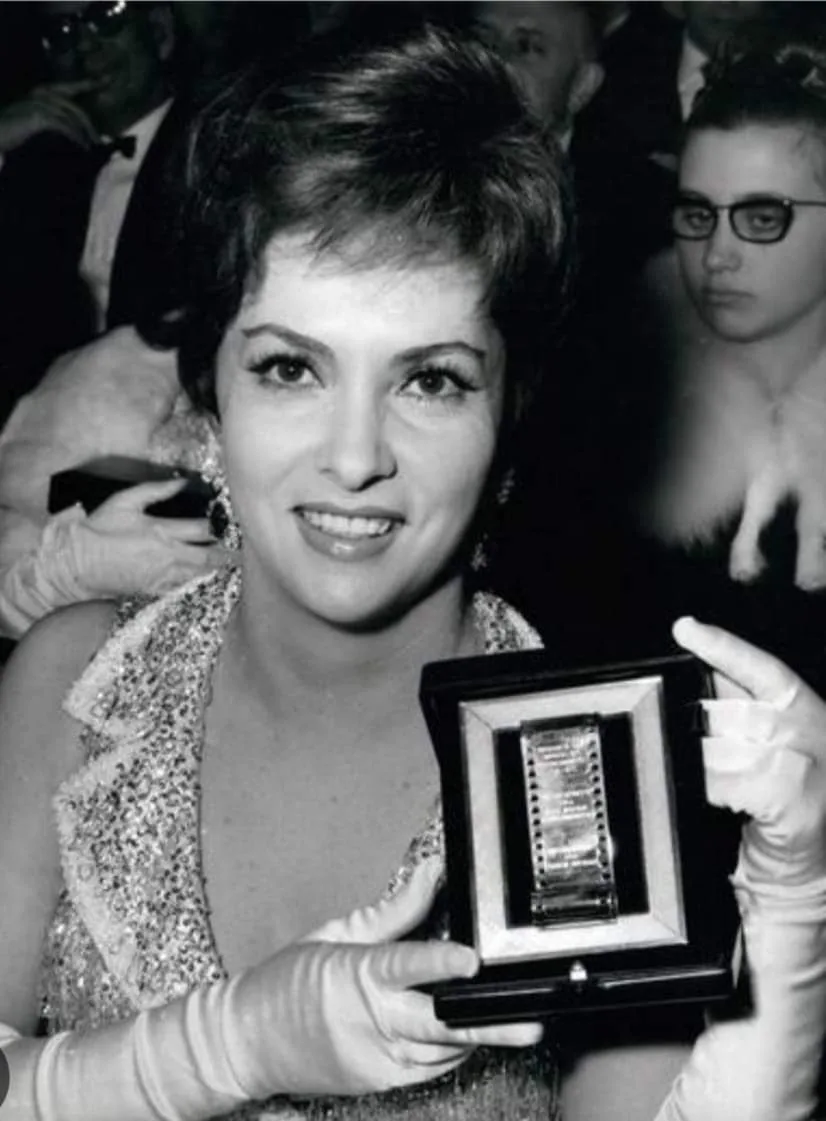 Alla cerimonia di premiazione cinematografica, con il trofeo nella scatola di presentazione.