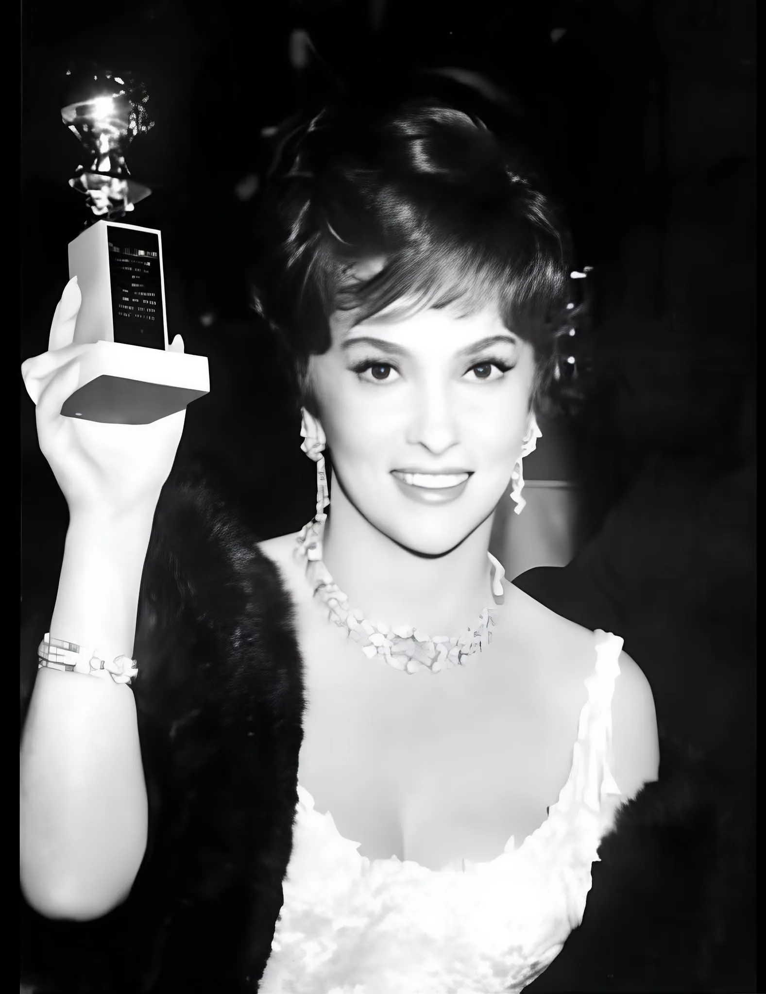 Premio Golden Globe — Gina Lollobrigida riceve il riconoscimento internazionale per la sua carriera.
