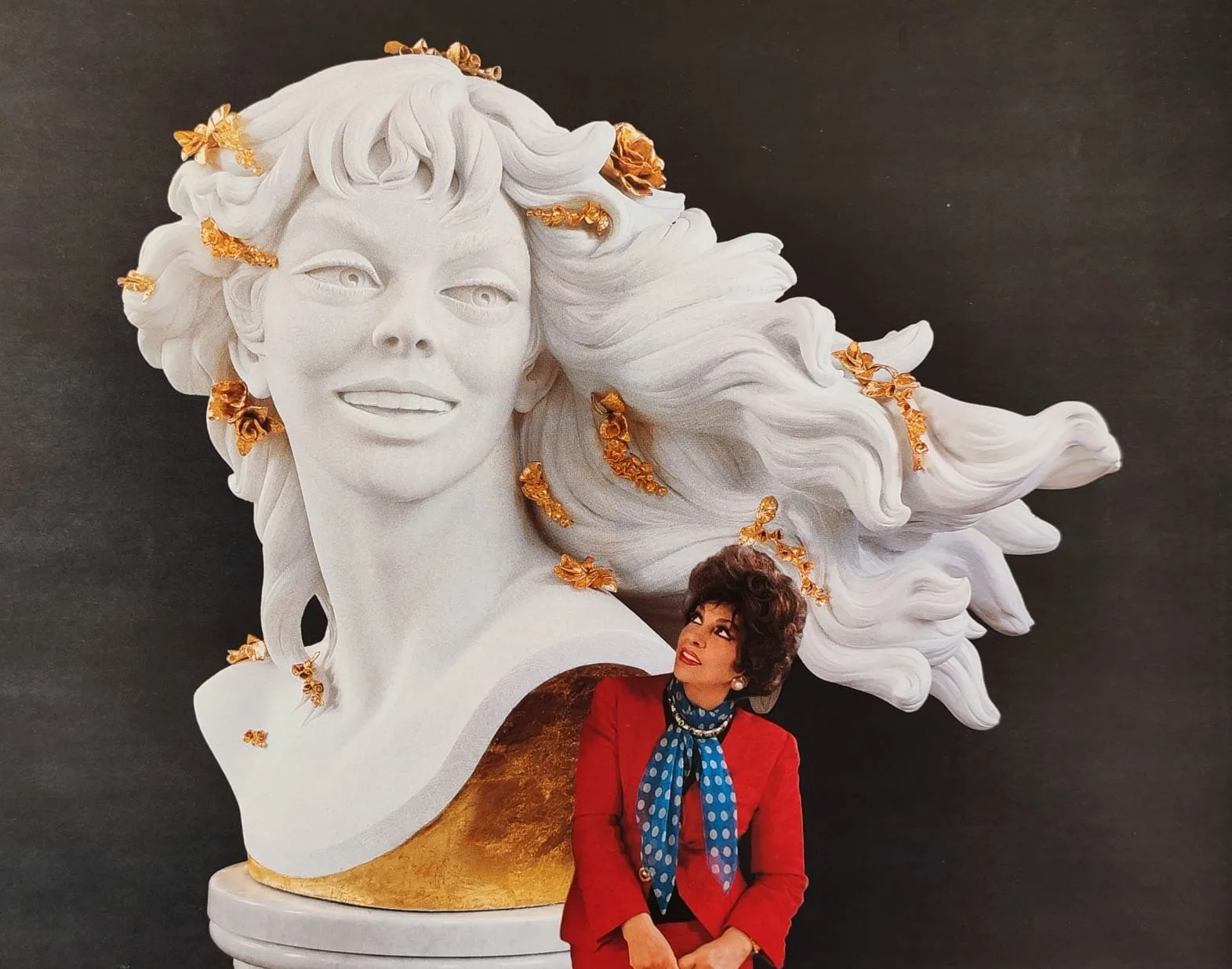 Accanto al busto monumentale in bianco di se stessa — autoritratto scultoreo di grande scala.
