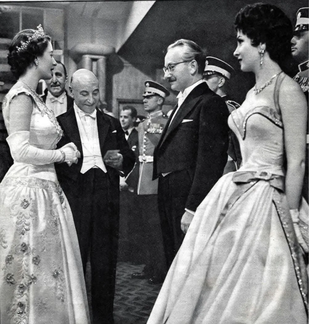 Incontro con la regina Elisabetta II alla Royal Film Performance, Londra 1956 — un momento storico della presenza italiana nel cinema mondiale.