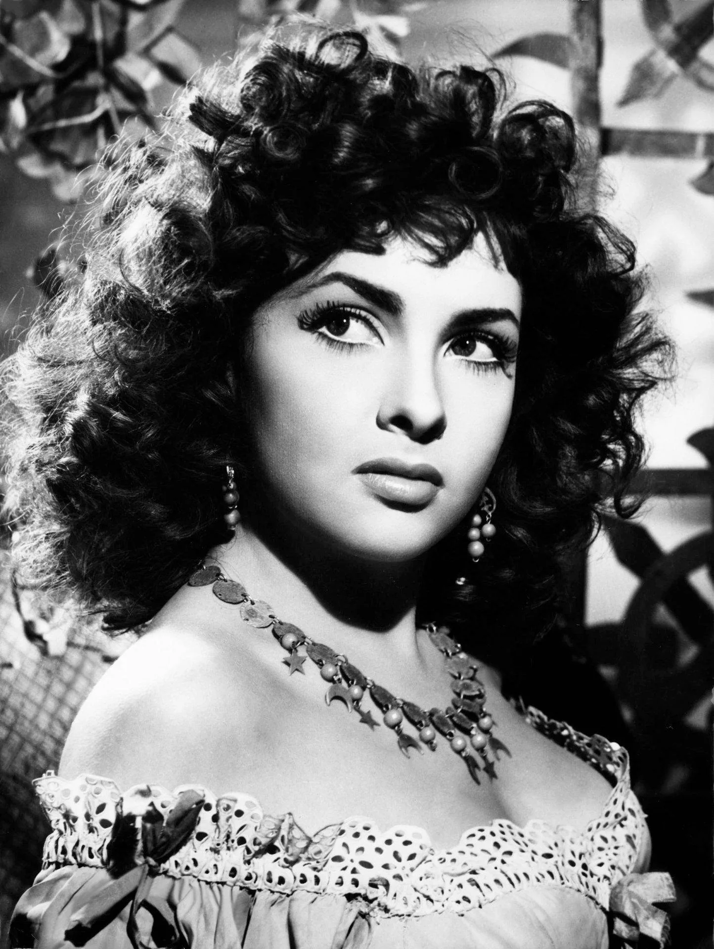 Ritratto di Gina Lollobrigida con collana celeste