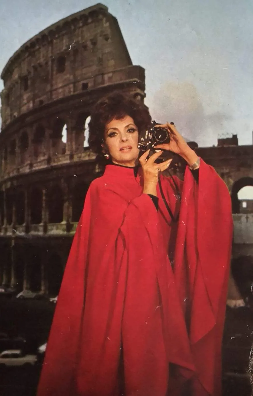 Gina Lollobrigida al Colosseo con macchina fotografica